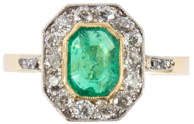 Lot 208 - AN 18ct GOLD HEXAGONAL SHAPED EMERALD AND...