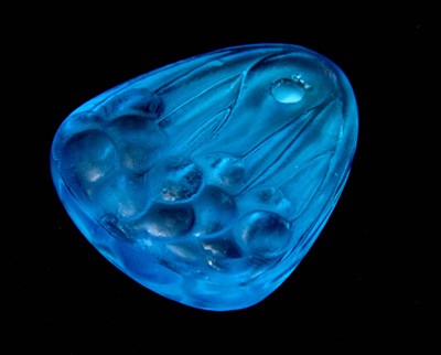 Lot 26 - R LALIQUE A 'CERISES' ELECTRIC BLUE PENDANT...