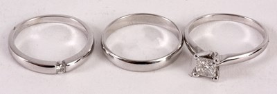 Lot 218 - A SET OF THREE 18ct WHITE GOLD AND DIAMOND RING