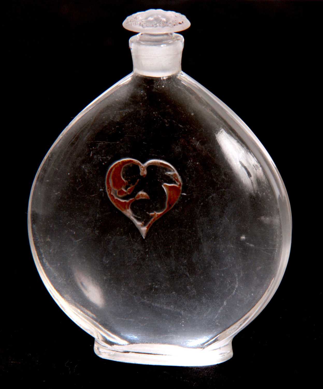 Lot 18 - R LALIQUE A CLEAR 'L'AMOUR DANS LE COEUR'...