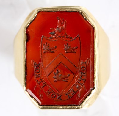 Lot 219 - A GOLD METAL GEORGIAN ARMORIAL CARNELIAN CREST...