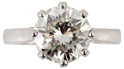 Lot 203 - AN IMPRESSIVE DIAMOND SOLITAIRE RING the...
