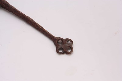 Lot 270 - A 15th/16th CENTURY SCOTTISH CLAYMORE SWORD in...