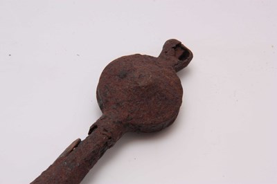Lot 270 - A 15th/16th CENTURY SCOTTISH CLAYMORE SWORD in...