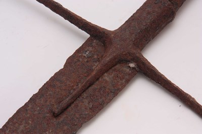 Lot 270 - A 15th/16th CENTURY SCOTTISH CLAYMORE SWORD in...