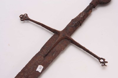 Lot 270 - A 15th/16th CENTURY SCOTTISH CLAYMORE SWORD in...