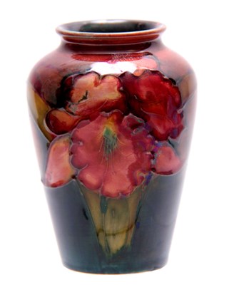 Lot 33 - A SMALL 20TH CENTURY FLAMBE MOORCROFT VASE...