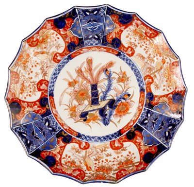Lot 104 - A LATE 19TH CENTURY IMARI FANNED SCALLOP EDGED...