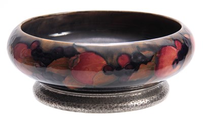 Lot 53 - AN EARLY 20th CENTURY MOORCROFT POMEGRANATE...