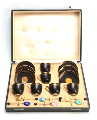Lot 89 - AN EARLY 20TH CENTURY ROYAL WORCESTER CASED...