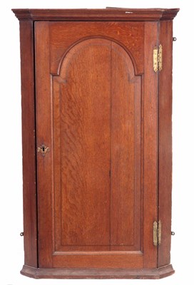 Lot 1193 - AN EARLY 18TH CENTURY OAK HANGING CORNER...
