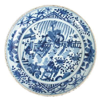 Lot 136 - A 17TH / 18TH CENTURY CHINESE BLUE AND WHITE...