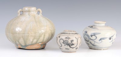 Lot 146 - AN ANTIQUE CHINESE CELADON GLAZED TWO HANDLED...