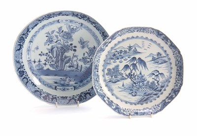 Lot 153 - AN 18TH CENTURY CHINESE BLUE AND WHITE SHALLOW...