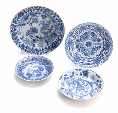 Lot 155 - AN 18TH CENTURY CHINESE SMALL SHALLOW DISH...