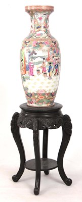 Lot 279 - A 20th CENTURY CHINESE FAMILLE ROSE CANTON...