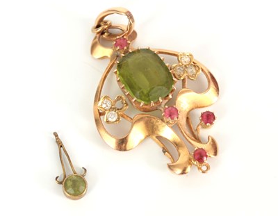 Lot 307 - A LADIES EDWARDIAN 15CT GOLD PENDANT set with...