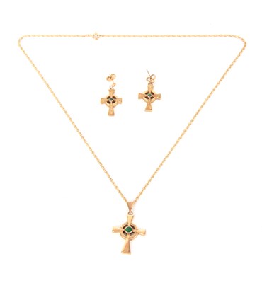 Lot 312 - A 9CT GOLD AND EMERALD PENDANT AND CHAIN with...