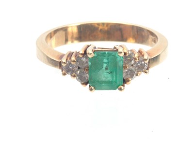 Lot 315 - A LADIES 18CT GOLD EMERALD AND DIAMOND RING...