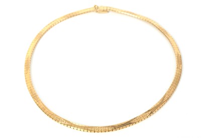 Lot 318 - A LADIES 14CT YELLOW GOLD NECKLACE with matted...