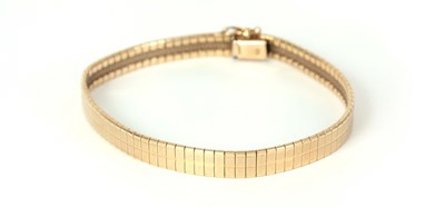 Lot 319 - A LADIES 9CT GOLD BRACELET 19.5cm long, app....