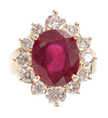 Lot 321 - A LADIES 14ct GOLD RUBY AND DIAMOND RING...