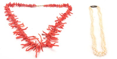 Lot 325 - A VINTAGE CORAL NECKLACE with gold colour...