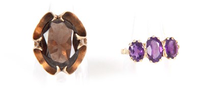 Lot 328 - A STYLISH LARGE 9CT GOLD SMOKEY QUARTZ RING...