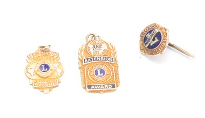 Lot 343 - A COLLECTION OF 10CT GOLD AND ENAMEL LIONS...