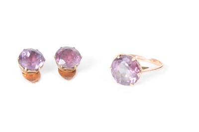 Lot 349 - A LADIES 14CT GOLD AND AMETHYST RING WITH...