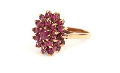 Lot 350 - A LADIES 9CT GOLD AND EMERALD CLUSTER RING app....