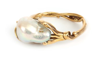 Lot 351 - A LADIES VINTAGE ART NOUVEAU 18CT GOLD AND...