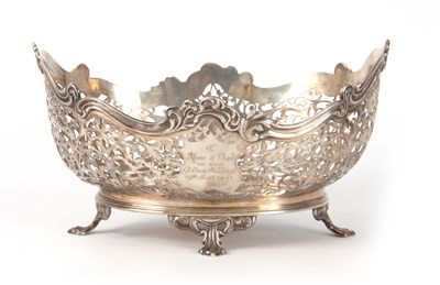 Lot 393 - A GEORGE V SILVER CENTER BASKET of pierced...