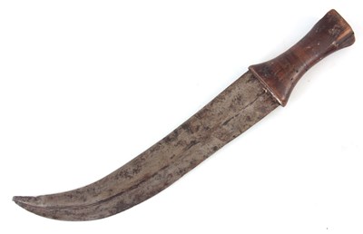 Lot 421 - AN 19th CENTURY JAMBIYA DAGGER with curved...