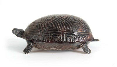Lot 552 - A GEORGE V SILVER AND TORTOISESHELL NOVELTY...
