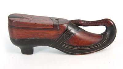 Lot 866 - A LATE 19th CENTURY CARVED SNUFF BOX modelled...