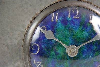 Lot 948 - AN EARLY 20TH CENTURY ARTS AND CRAFTS HAMMERED...