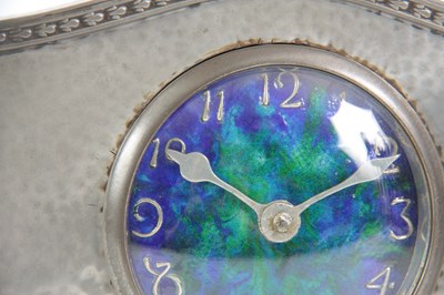 Lot 948 - AN EARLY 20TH CENTURY ARTS AND CRAFTS HAMMERED...