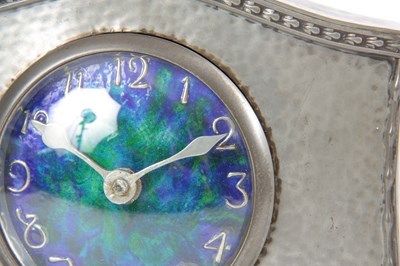 Lot 948 - AN EARLY 20TH CENTURY ARTS AND CRAFTS HAMMERED...