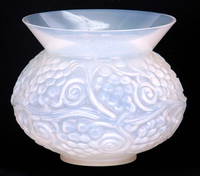 Lot 13 - AN R LALIQUE OPALESCENT FONTAINEBLEAU VASE...