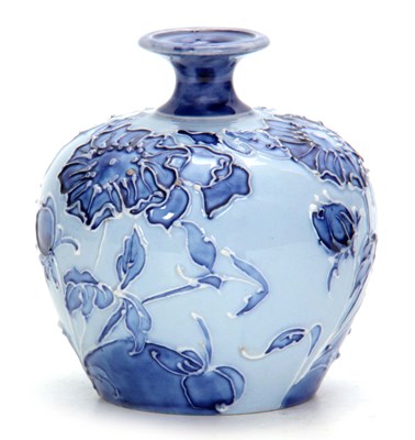 Lot 34 - A LATE 19TH/EARLY 20TH CENTURY MOORCROFT...