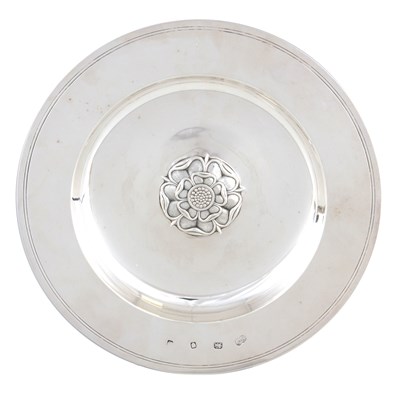 Lot 334 - AN ELIZABETH II TUDOR ROSE DESIGN SILVER DISH...