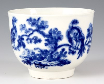 Lot 44 - A LATE 18th CENTURY LARGE WORCESTER BLUE AND...