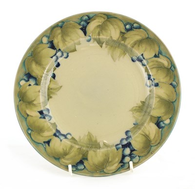 Lot 154 - A 1930S/40S MOORCROFT CABINET PLATE tube lined...