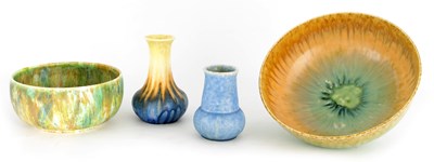 Lot 259 - A RUSKIN ENGLAND MOTTLED BLUE BULBOUS VASE...