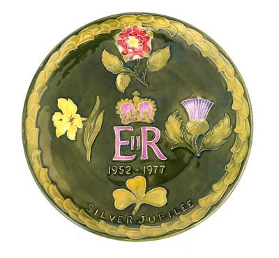 Lot 33 - A MOORCROFT 1952-1977 ERII SILVER JUBILEE...