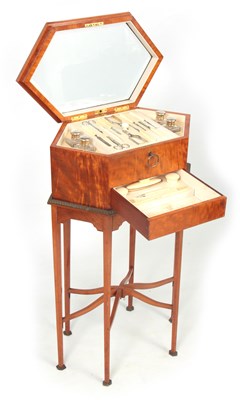 Lot 610 - A FINE EARLY 20TH CENTURY FIGURED SATINWOOD...