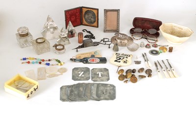 Lot 685 - A GROUPED ASSORTMENT OF OBJECTS including...