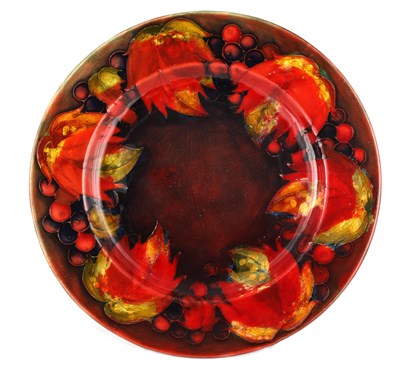 Lot 85 - A 1930S MOORCROFT AUTUMN LEAF AND BERRY...