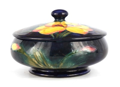 Lot 89 - A 1930S/40S MOORCROFT LIDDED BOWL tube lined...